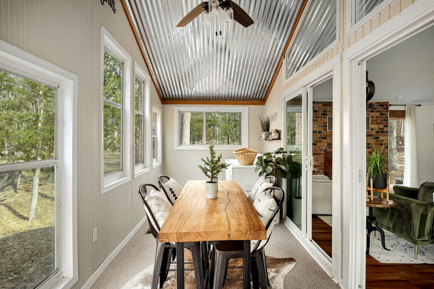 Spectatular Cabin with Sauna, Fire Pit and Modern Decor in Hedgesvile, WV