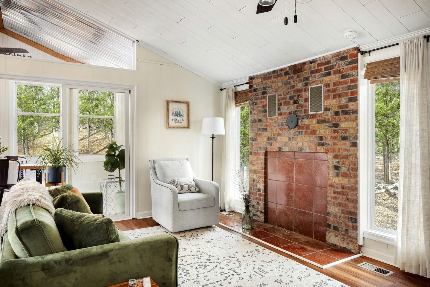 Spectatular Cabin with Sauna, Fire Pit and Modern Decor in Hedgesvile, WV