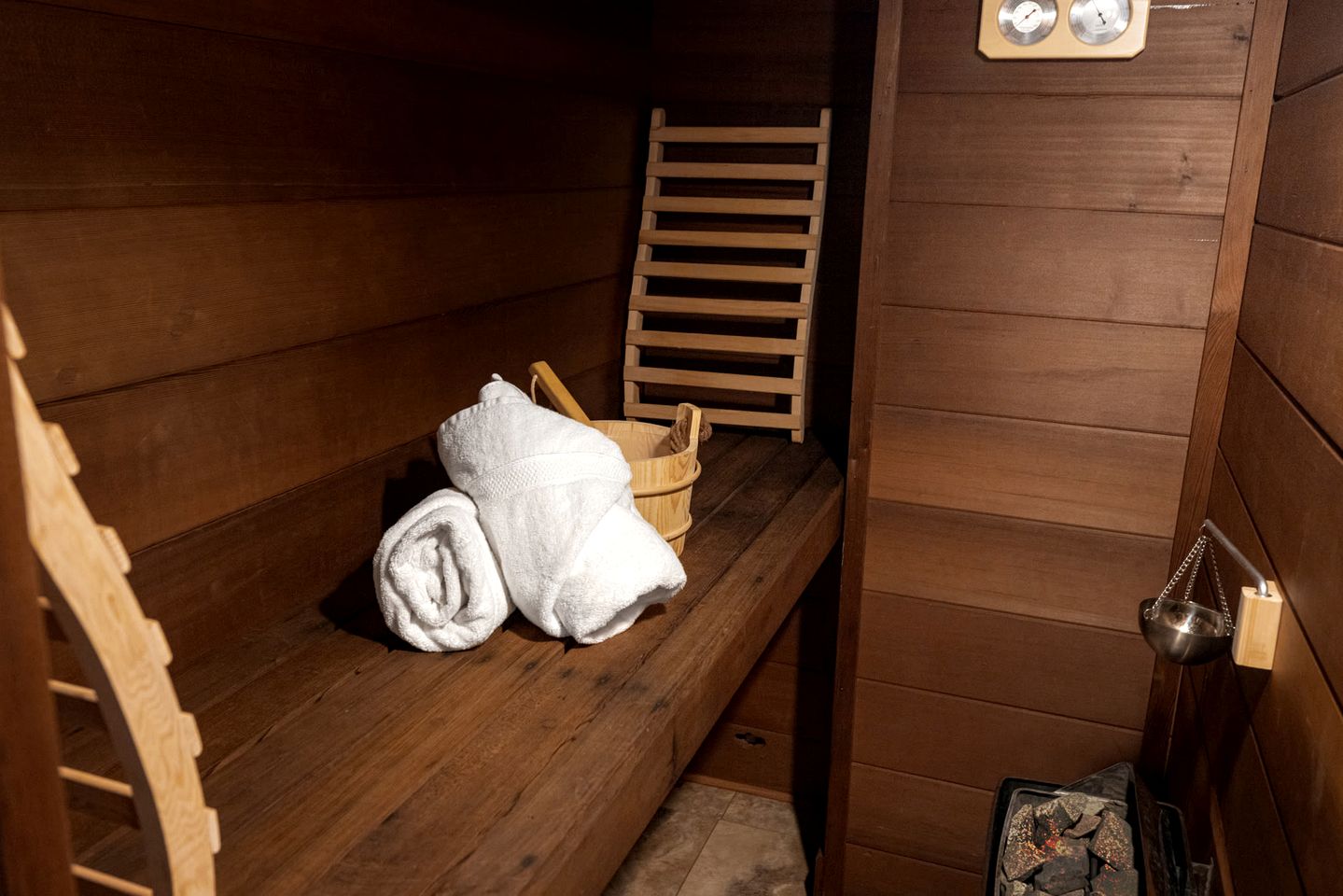 Spectatular Cabin with Sauna, Fire Pit and Modern Decor in Hedgesvile, WV