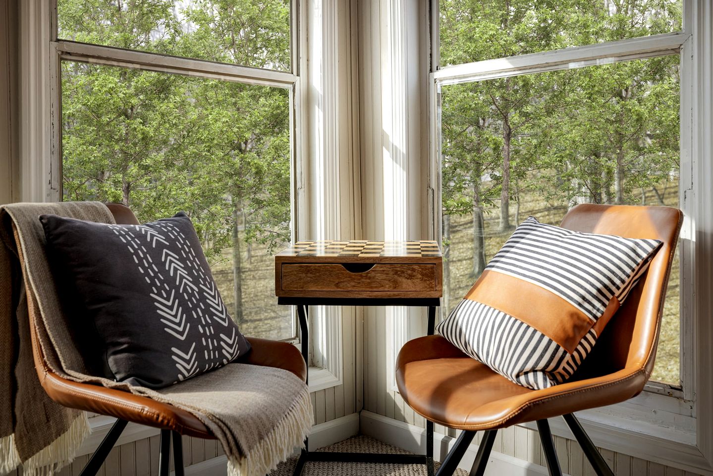 Spectatular Cabin with Sauna, Fire Pit and Modern Decor in Hedgesvile, WV