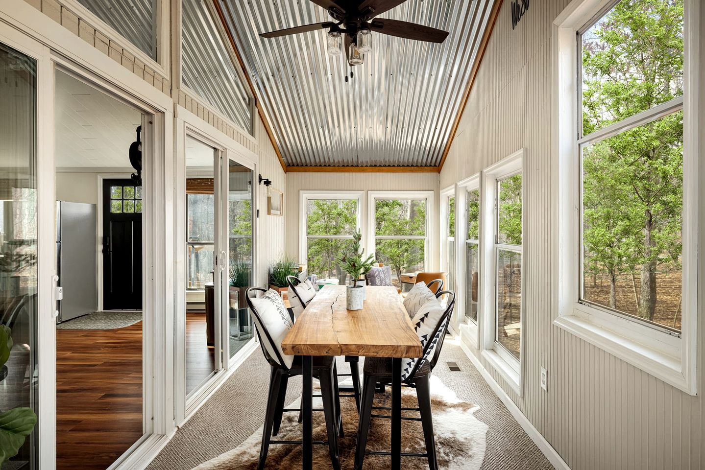 Spectatular Cabin with Sauna, Fire Pit and Modern Decor in Hedgesvile, WV