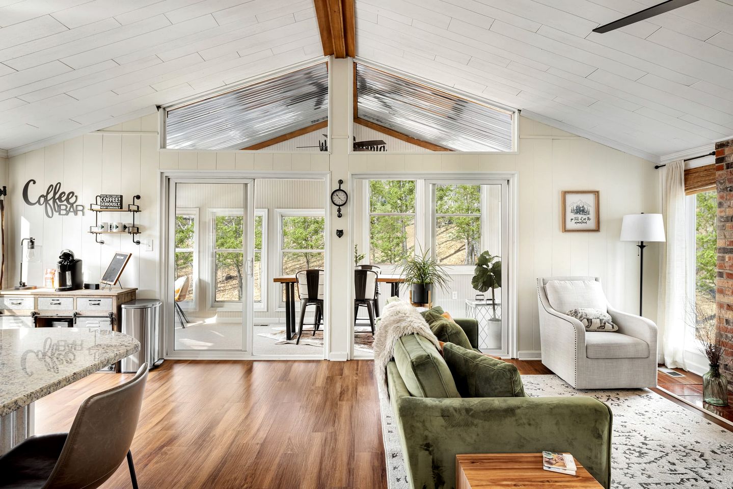 Spectatular Cabin with Sauna, Fire Pit and Modern Decor in Hedgesvile, WV