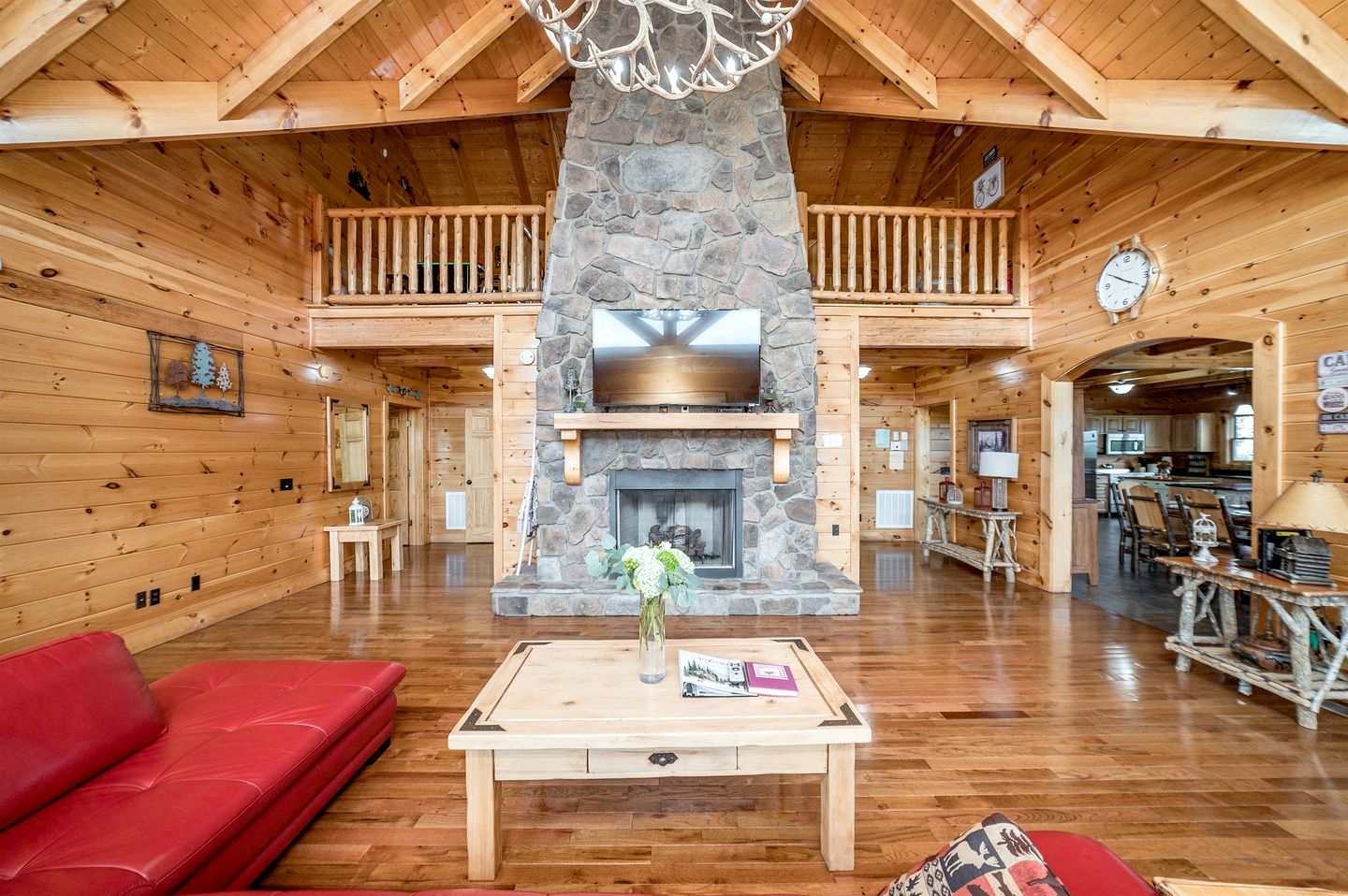 Spectacular Cabin with Incredible Indoor and Outdoor Spaces in Tennessee