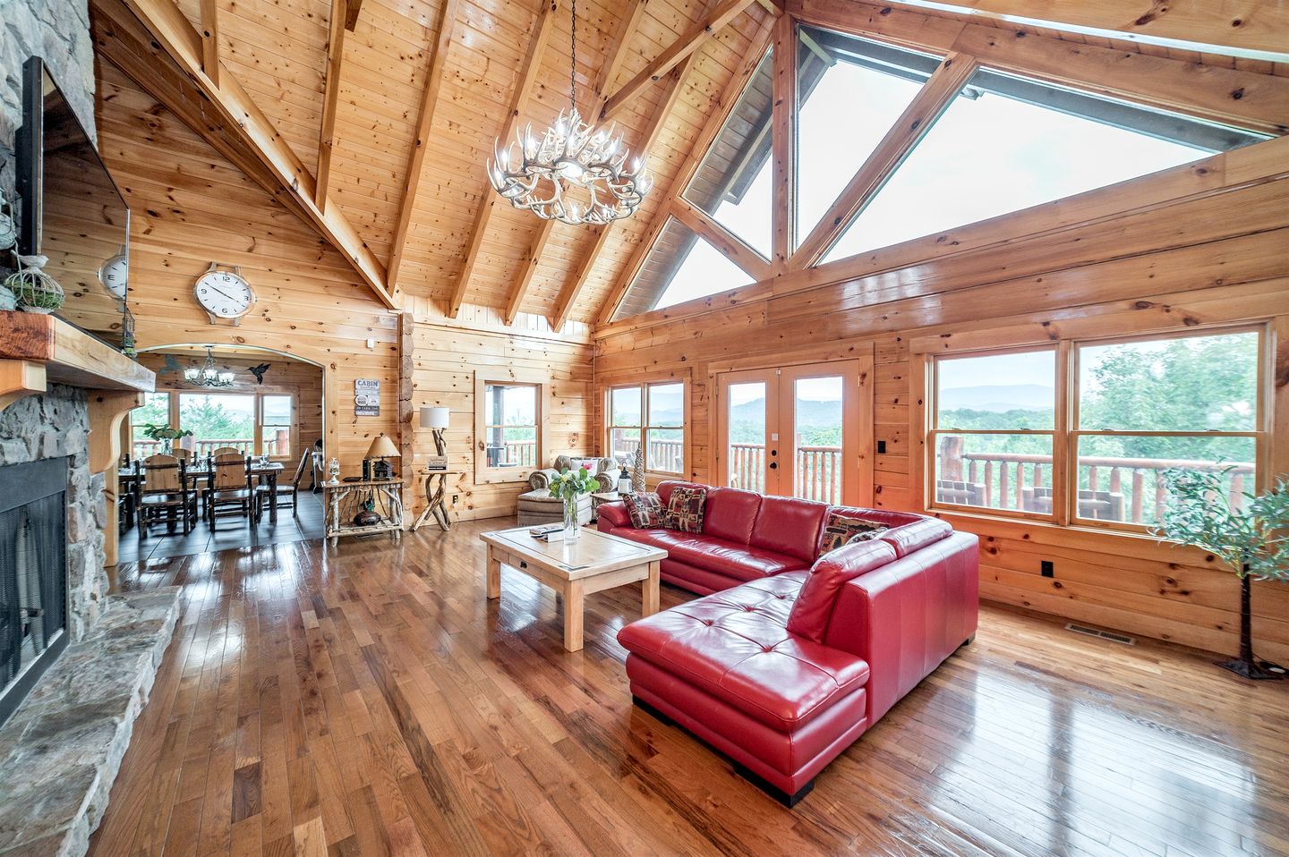 Spectacular Cabin with Incredible Indoor and Outdoor Spaces in Tennessee