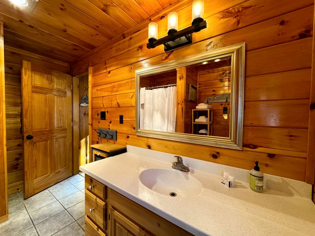 Spectacular Cabin with Retro Games and Awesome Sights in Madison, New Hampshire