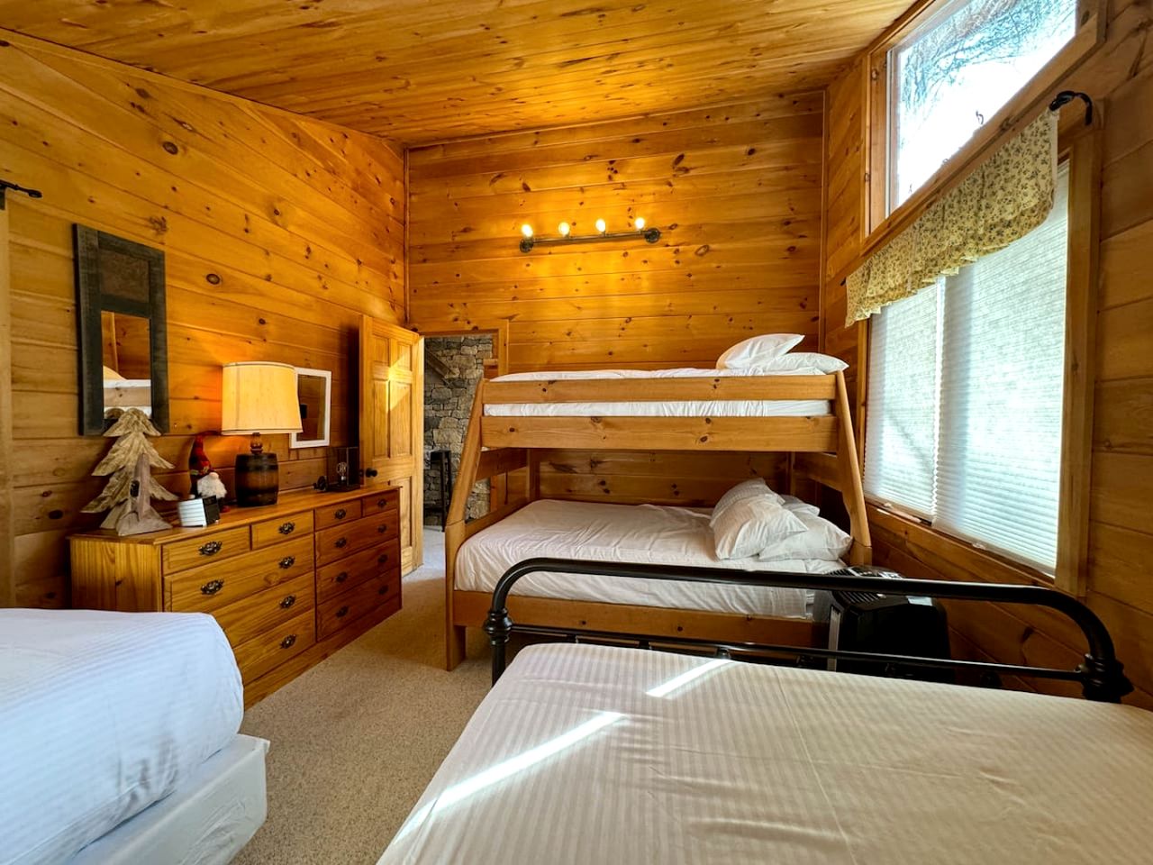 Spectacular Cabin with Retro Games and Awesome Sights in Madison, New Hampshire