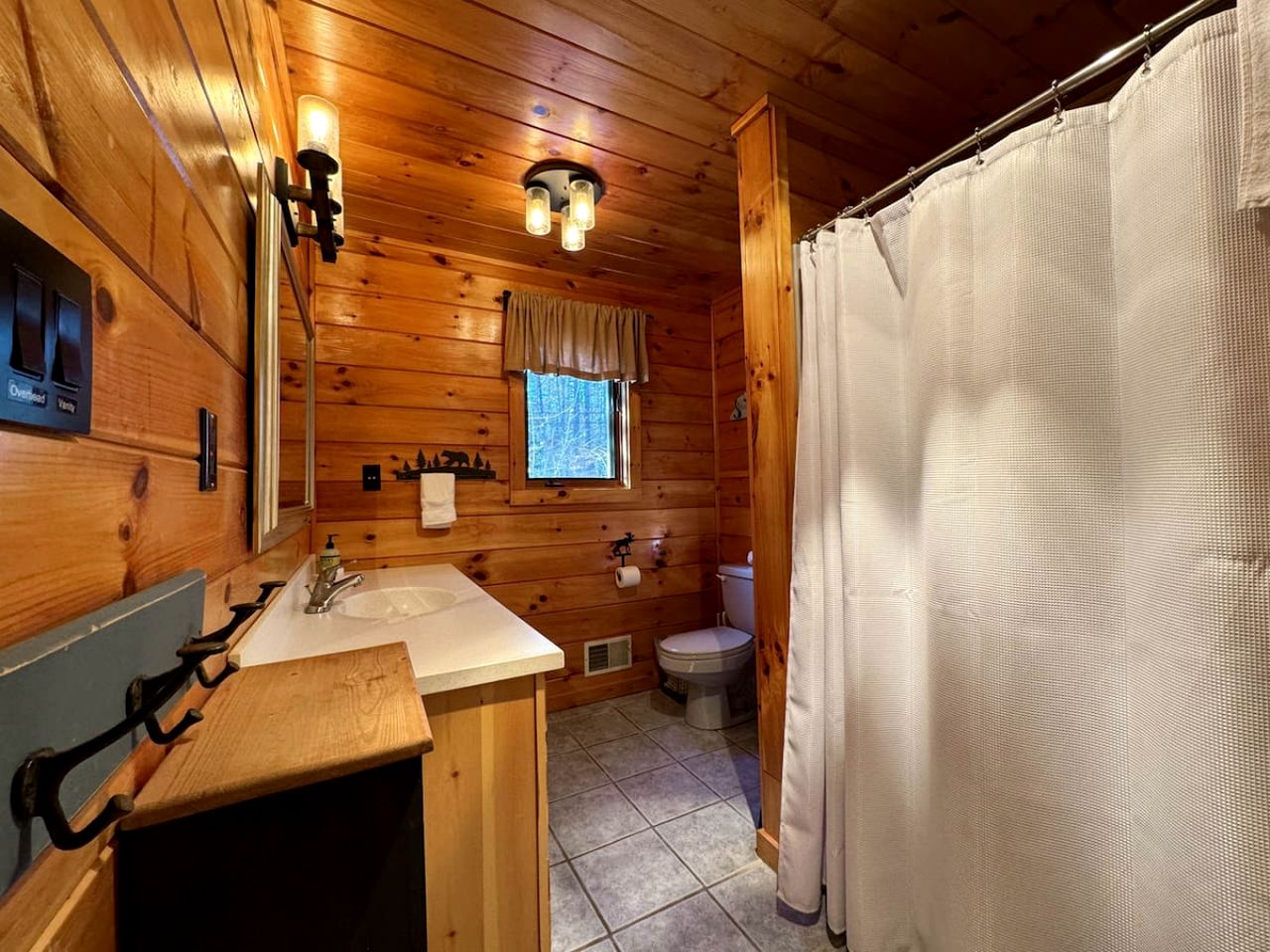 Spectacular Cabin with Retro Games and Awesome Sights in Madison, New Hampshire