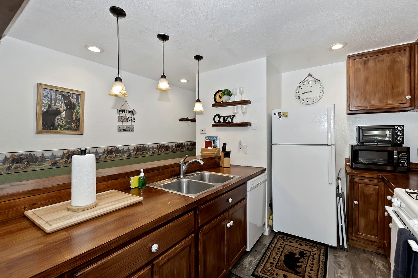 Charming Condo W/ Hot Tub & Pet Friendly