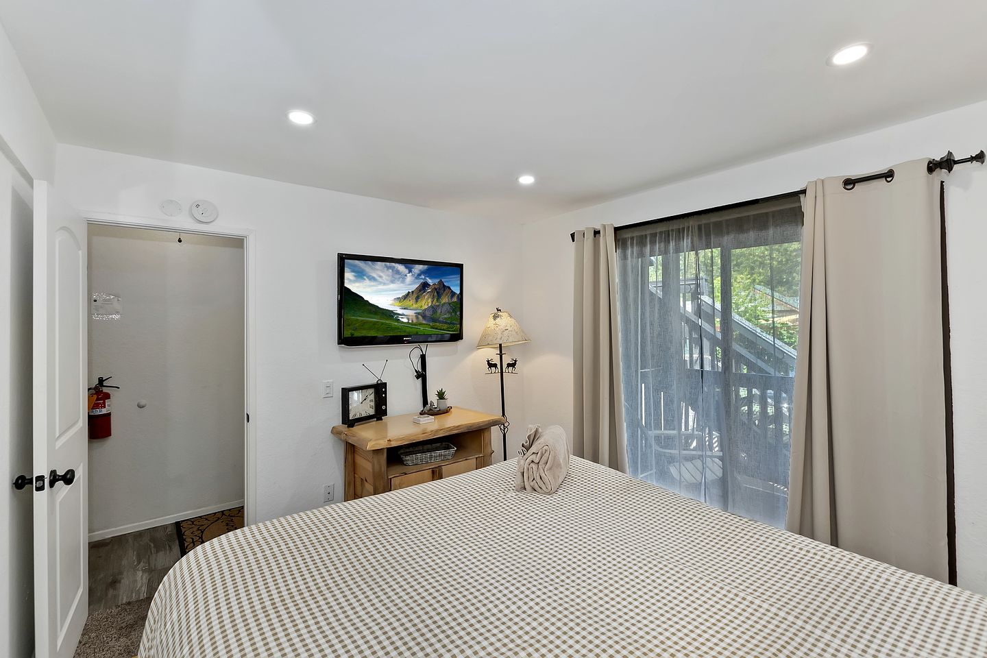 Charming Condo W/ Hot Tub & Pet Friendly