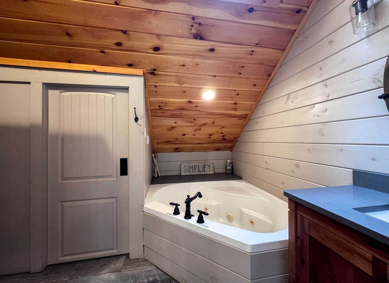Spectacular Cottage with Fireplace and Swimming Pool in Bartlett, New Hampshire