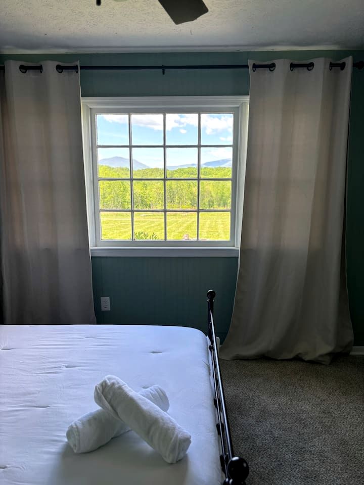 Spectacular Cottage with Incredible Forest Sights in Bedford, Virginia