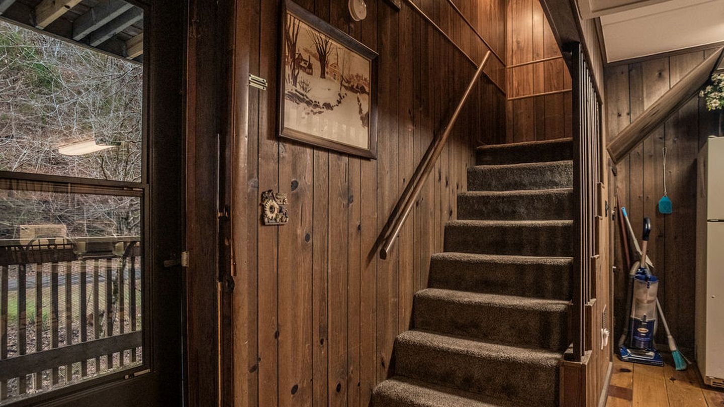 Spectacular Creekfront Cabin with Hot-tub in Gatlinburg, Tennessee