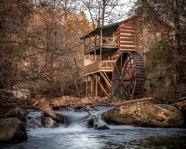Spectacular Creekfront Cabin with Hot-tub in Gatlinburg, Tennessee