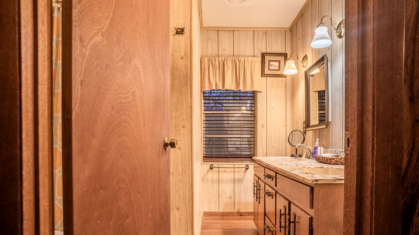 Spectacular Creekfront Cabin with Hot-tub in Gatlinburg, Tennessee