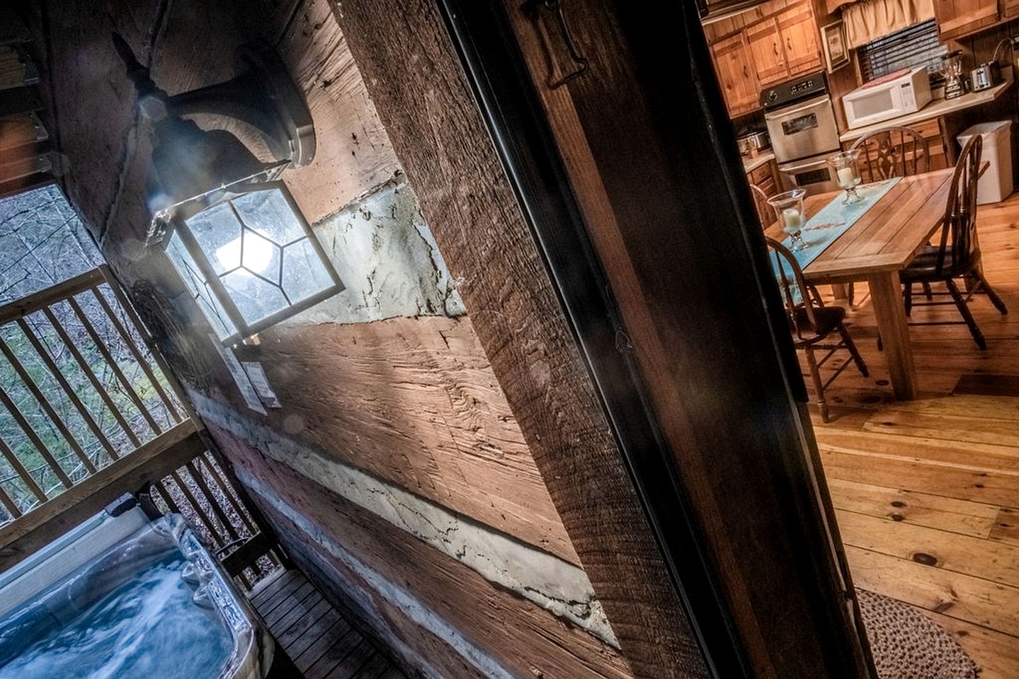 Spectacular Creekfront Cabin with Hot-tub in Gatlinburg, Tennessee