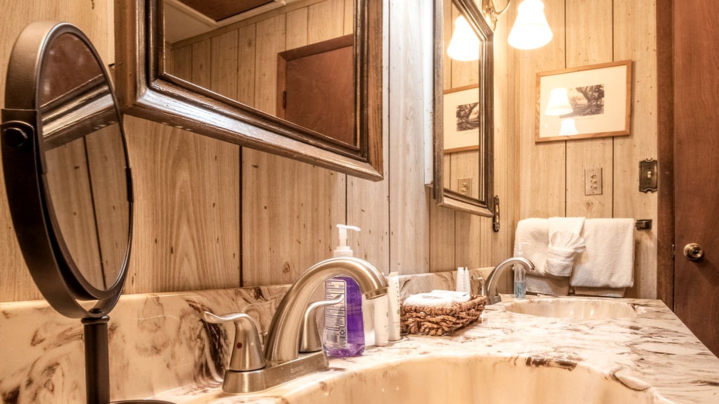 Spectacular Creekfront Cabin with Hot-tub in Gatlinburg, Tennessee