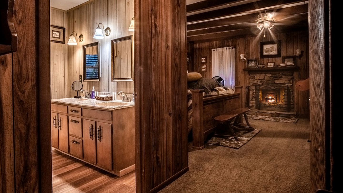 Spectacular Creekfront Cabin with Hot-tub in Gatlinburg, Tennessee