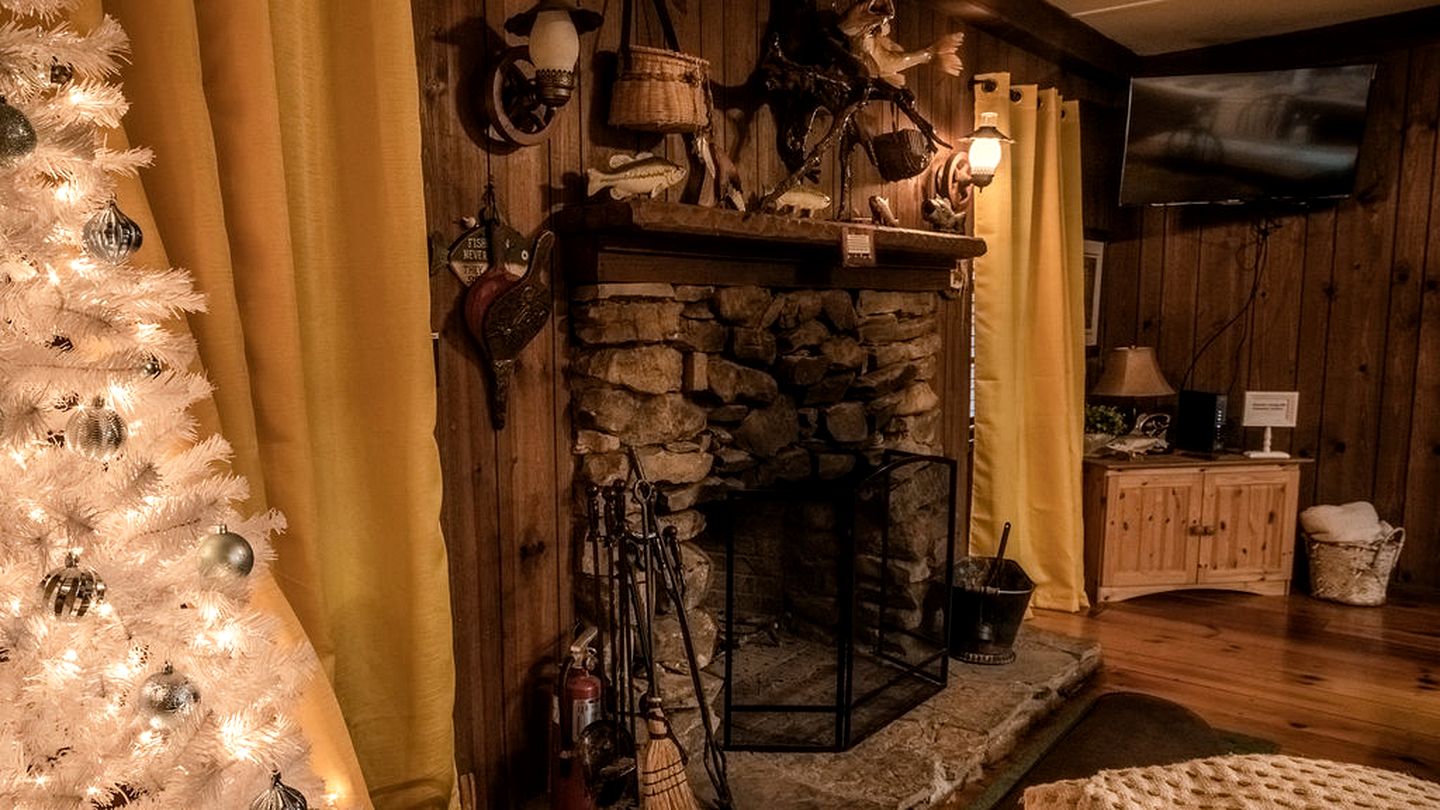 Spectacular Creekfront Cabin with Hot-tub in Gatlinburg, Tennessee