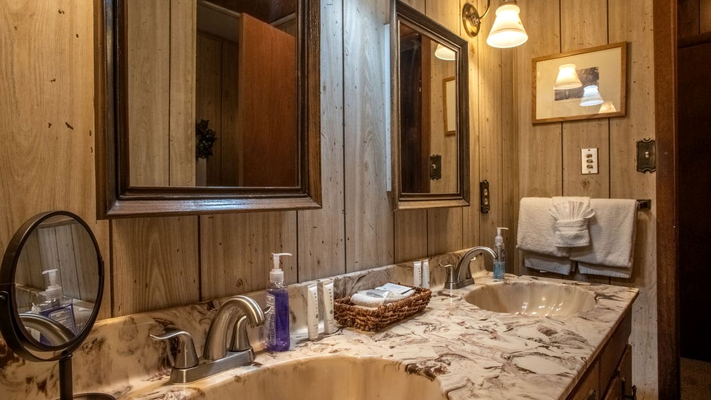 Spectacular Creekfront Cabin with Hot-tub in Gatlinburg, Tennessee