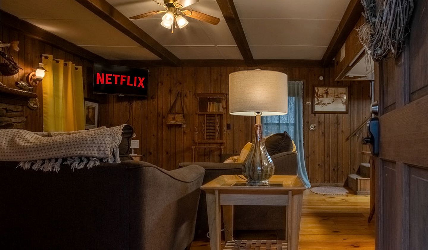 Spectacular Creekfront Cabin with Hot-tub in Gatlinburg, Tennessee