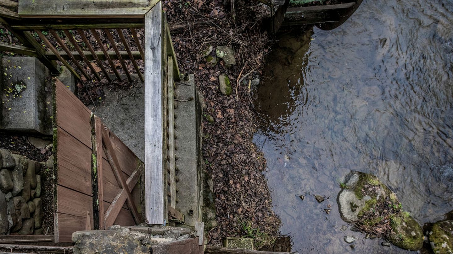 Spectacular Creekfront Cabin with Hot-tub in Gatlinburg, Tennessee