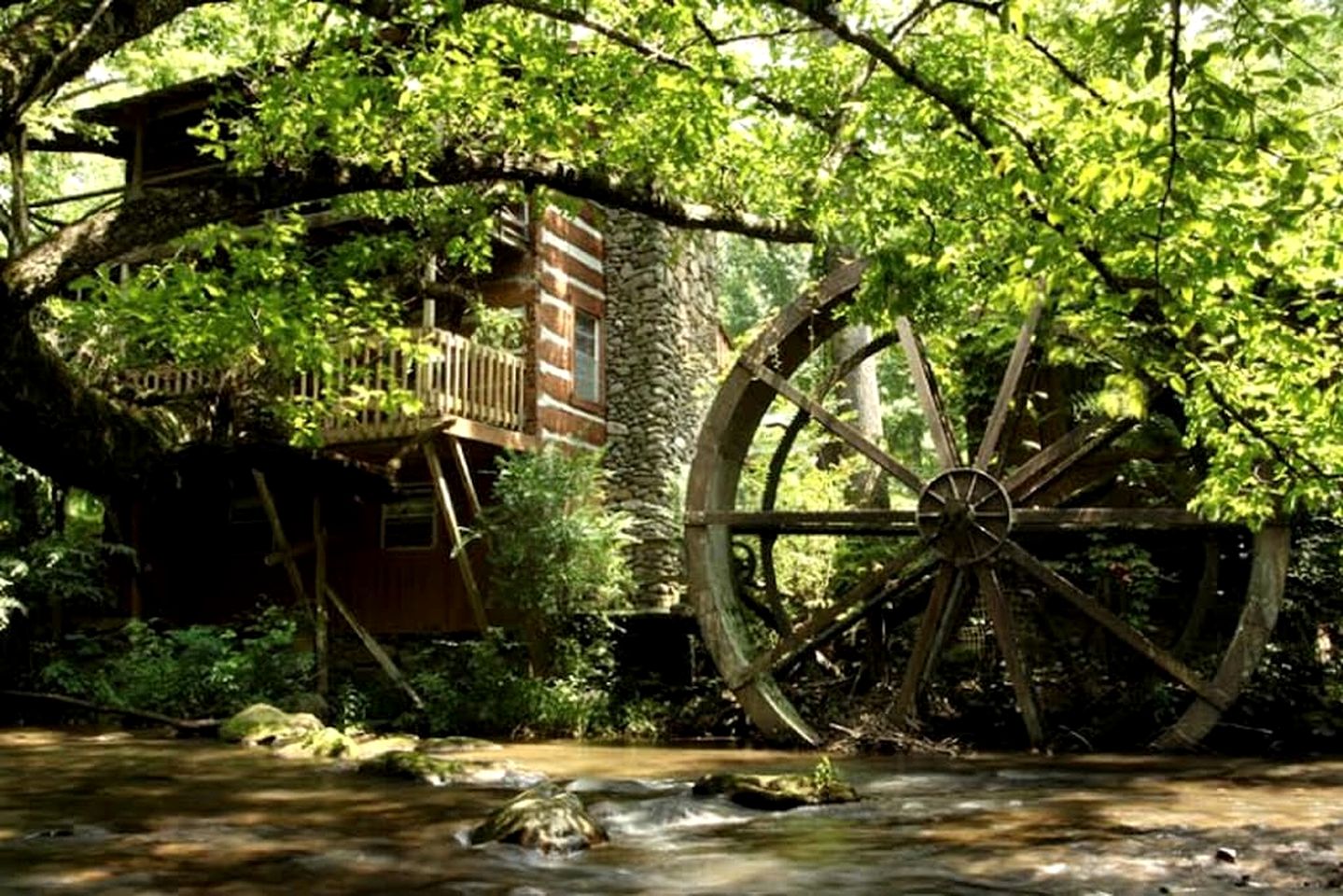 Spectacular Creekfront Cabin with Hot-tub in Gatlinburg, Tennessee