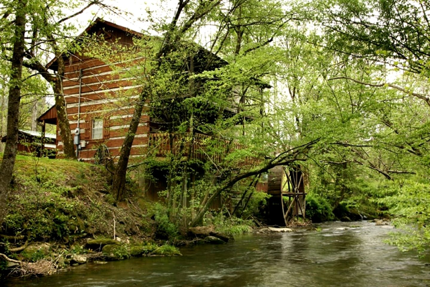 Spectacular Creekfront Cabin with Hot-tub in Gatlinburg, Tennessee