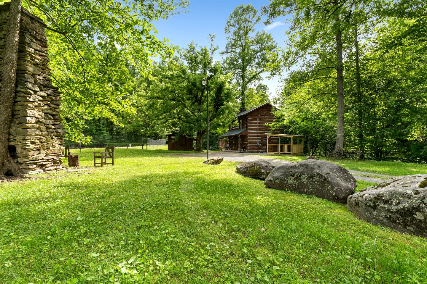 Spectacular Creekfront Cabin with Hot-tub in Gatlinburg, Tennessee