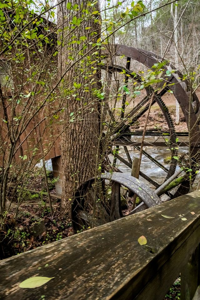 Spectacular Creekfront Cabin with Hot-tub in Gatlinburg, Tennessee