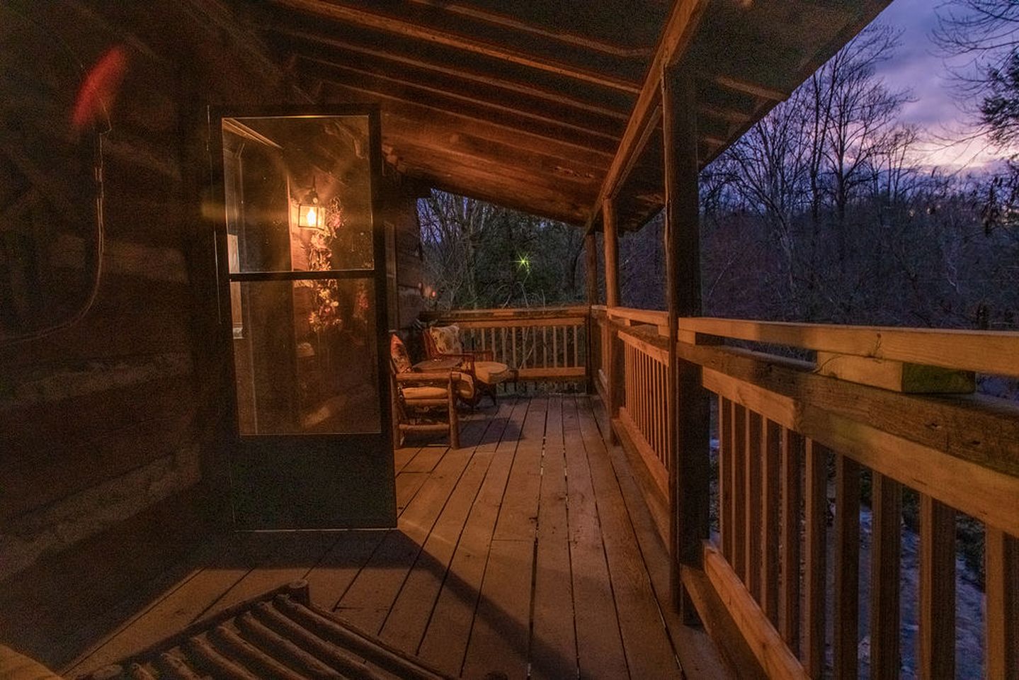 Spectacular Creekfront Cabin with Hot-tub in Gatlinburg, Tennessee