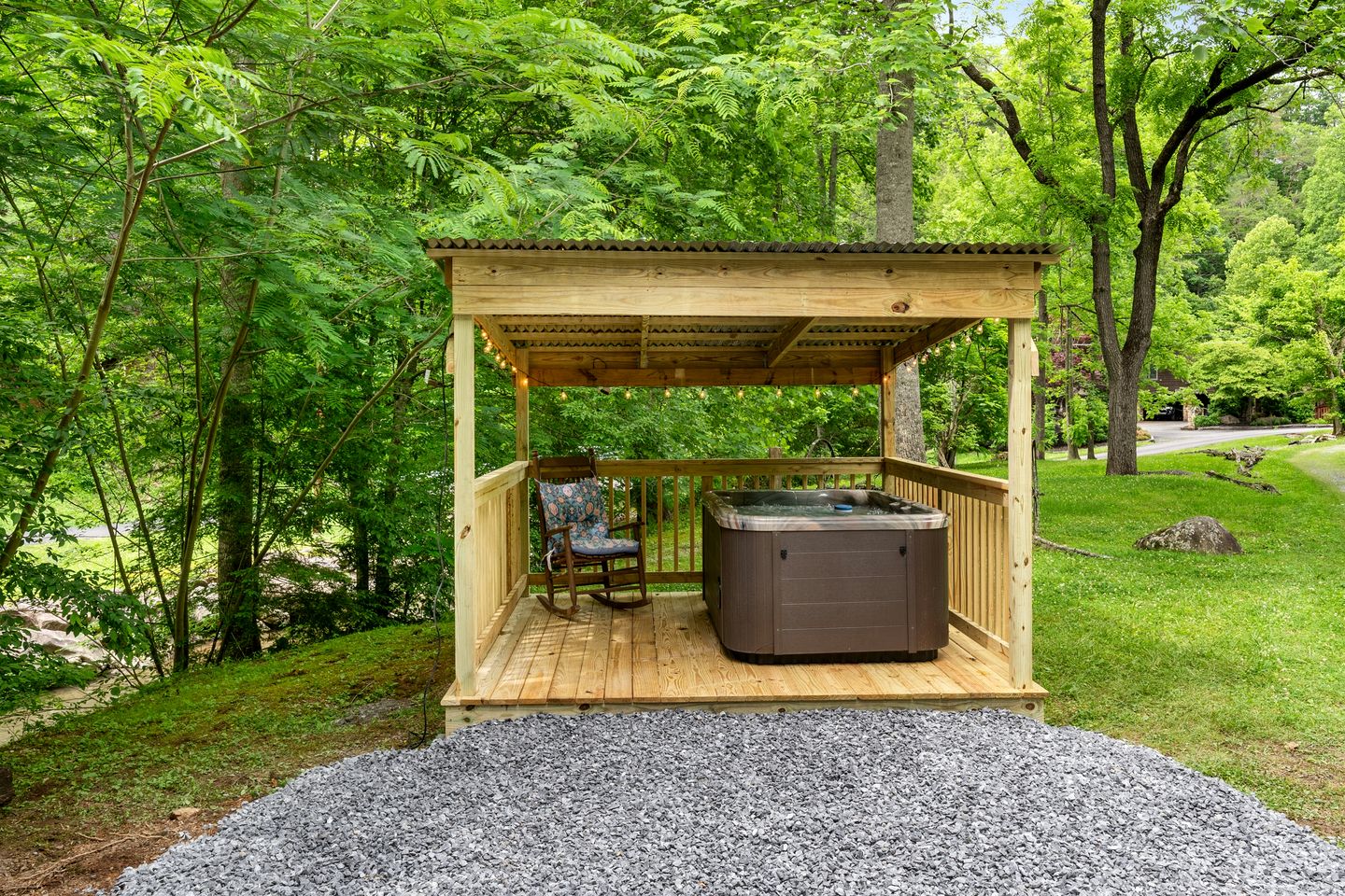 Spectacular Creekfront Cabin with Hot-tub in Gatlinburg, Tennessee