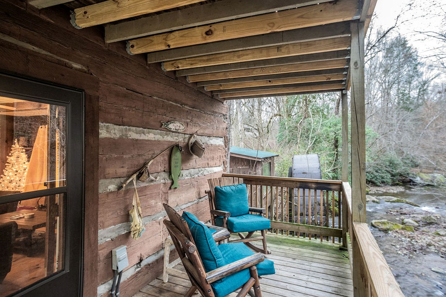 Spectacular Creekfront Cabin with Hot-tub in Gatlinburg, Tennessee
