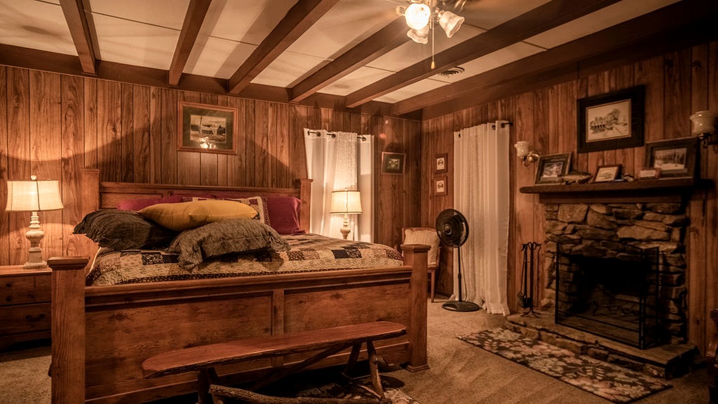 Spectacular Creekfront Cabin with Hot-tub in Gatlinburg, Tennessee