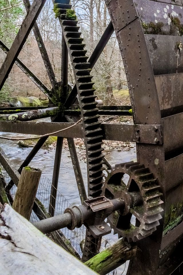 Spectacular Creekfront Cabin with Hot-tub in Gatlinburg, Tennessee