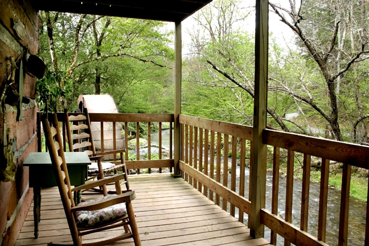 Spectacular Creekfront Cabin with Hot-tub in Gatlinburg, Tennessee