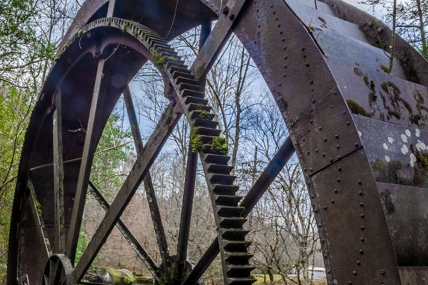 Spectacular Creekfront Cabin with Hot-tub in Gatlinburg, Tennessee