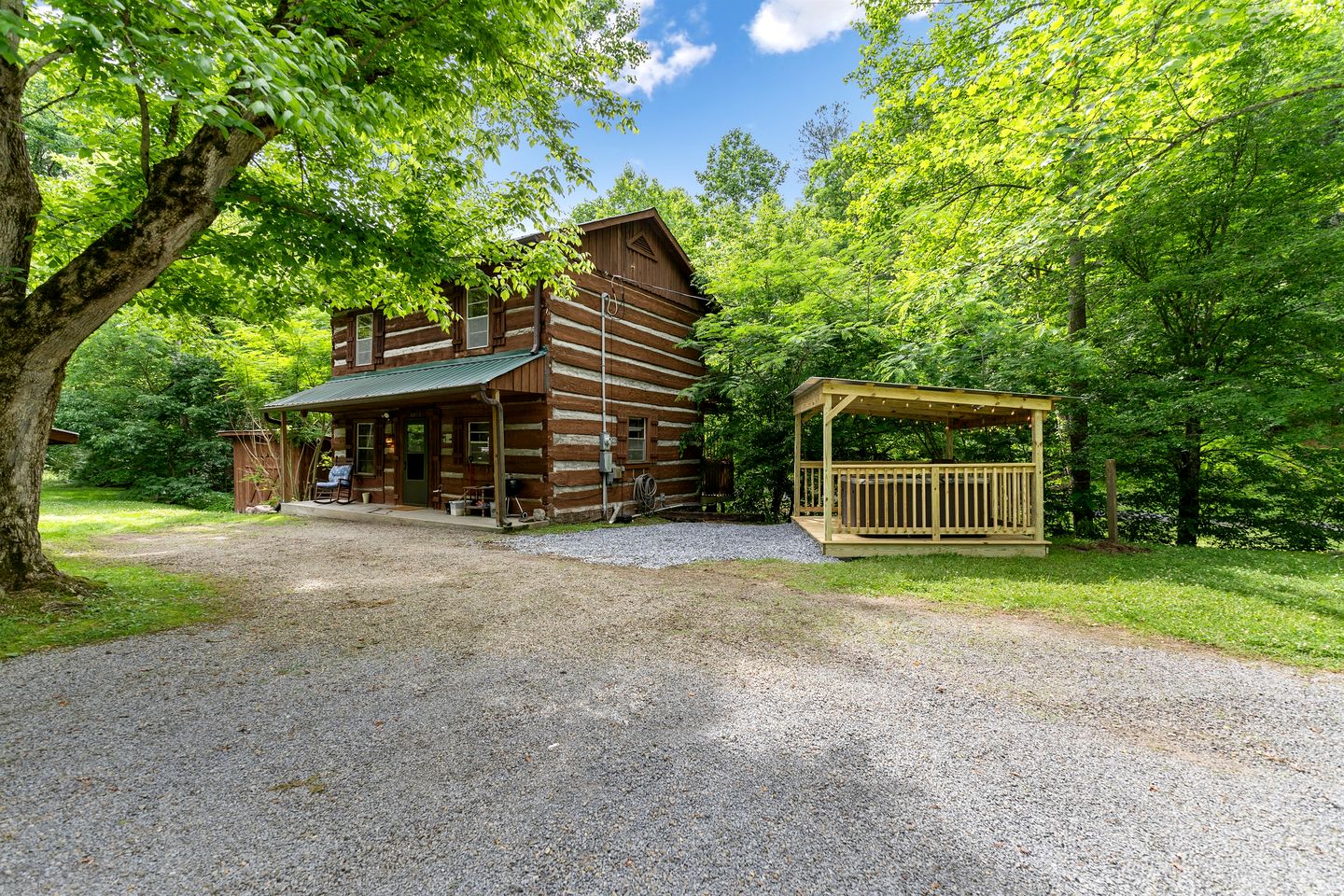 Spectacular Creekfront Cabin with Hot-tub in Gatlinburg, Tennessee
