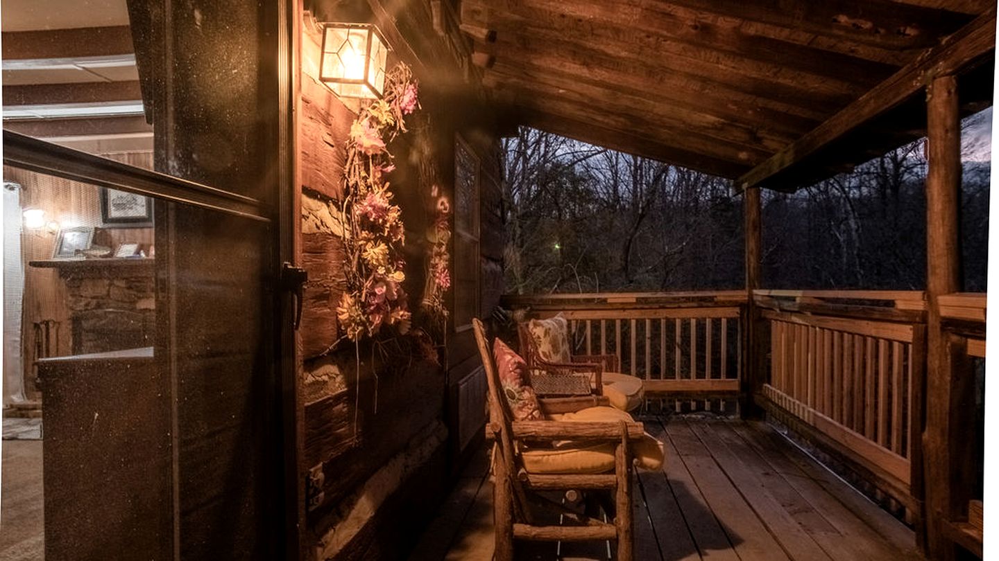 Spectacular Creekfront Cabin with Hot-tub in Gatlinburg, Tennessee