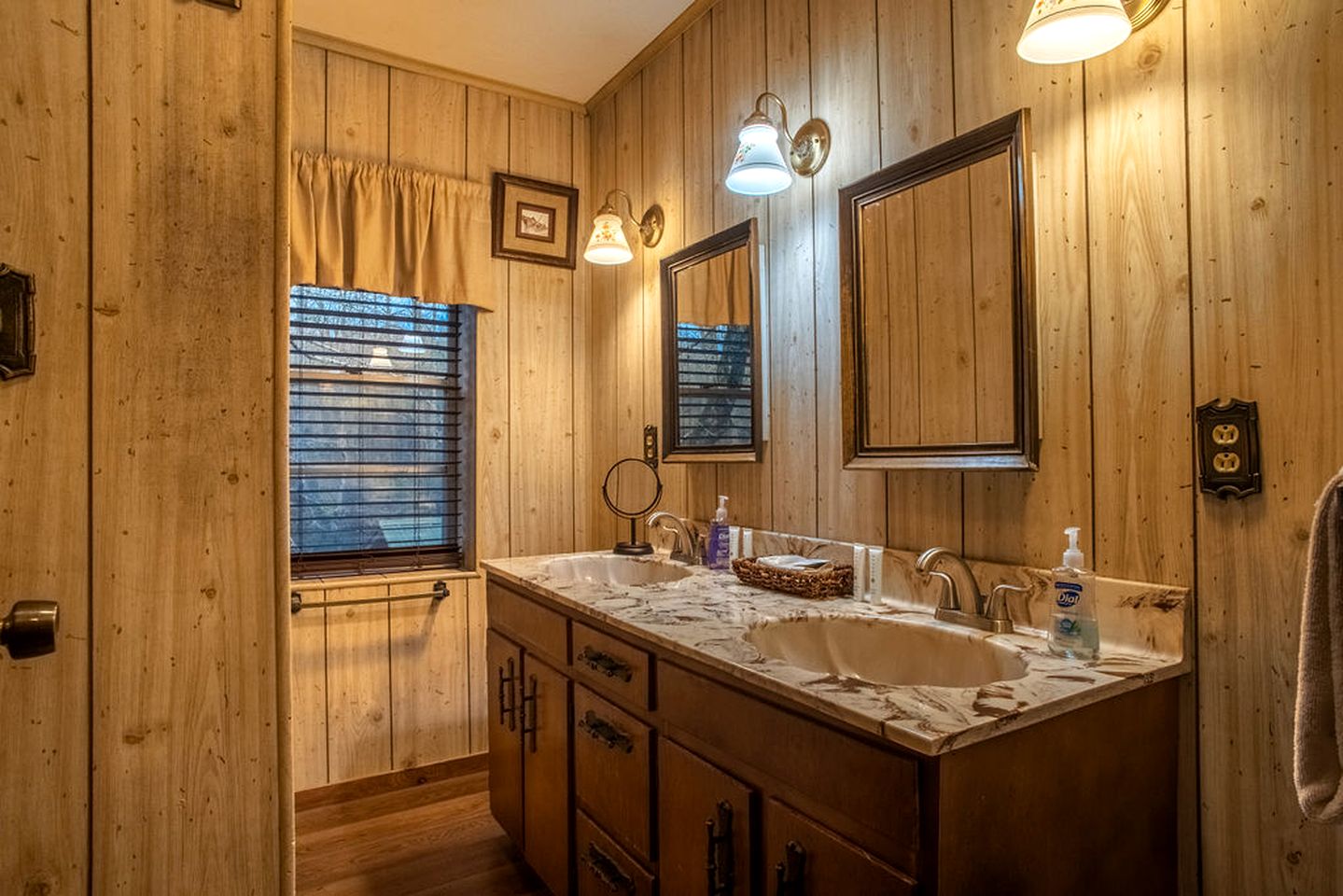 Spectacular Creekfront Cabin with Hot-tub in Gatlinburg, Tennessee