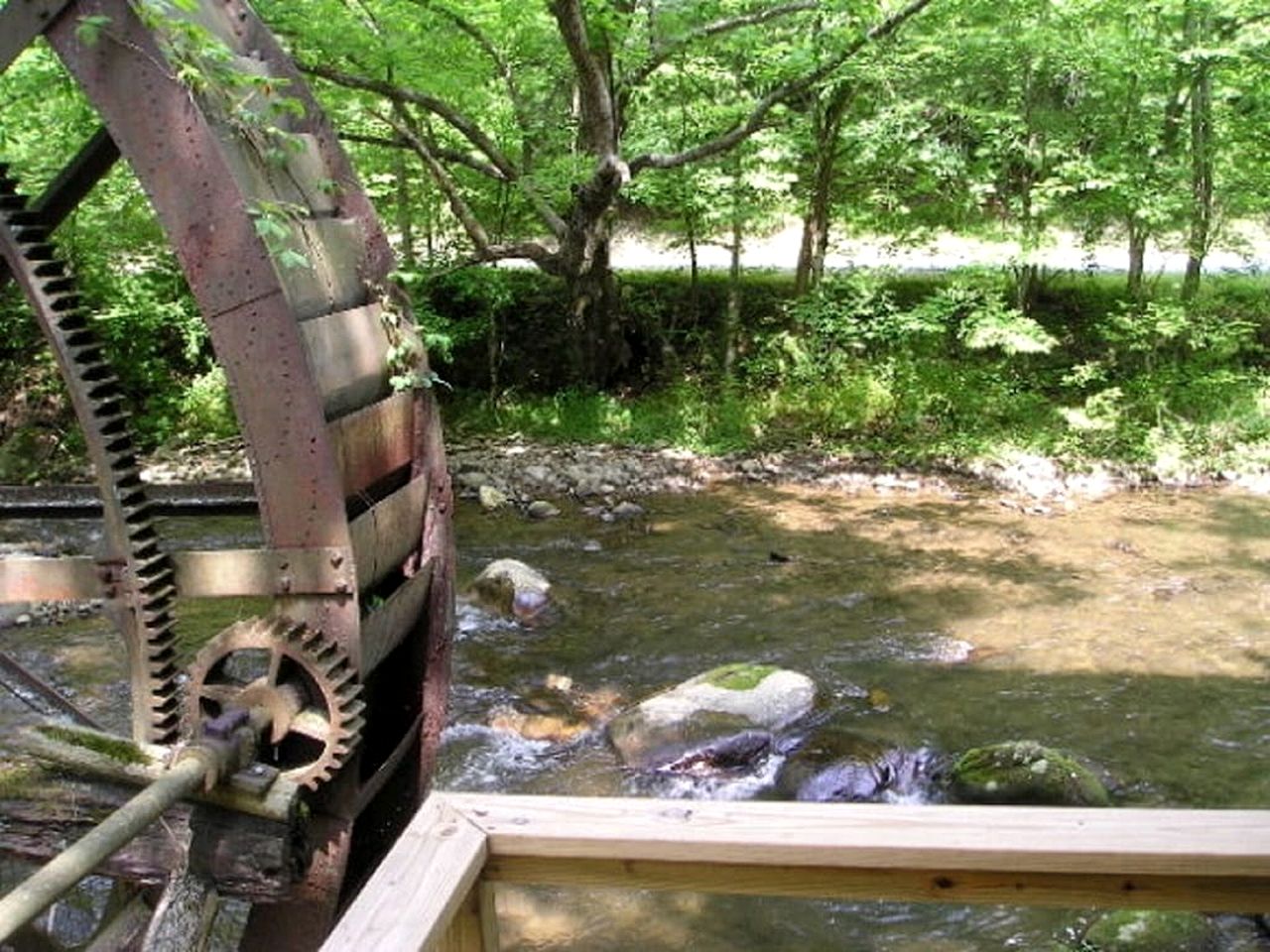 Spectacular Creekfront Cabin with Hot-tub in Gatlinburg, Tennessee