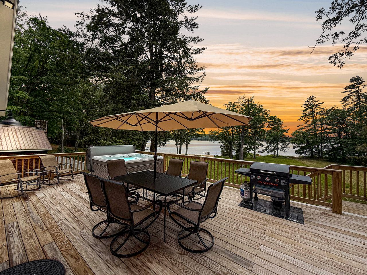 Spectacular Lakefront Villa with Pool Table, Sauna, Jacuzzi and Breathtaking Views in Maine