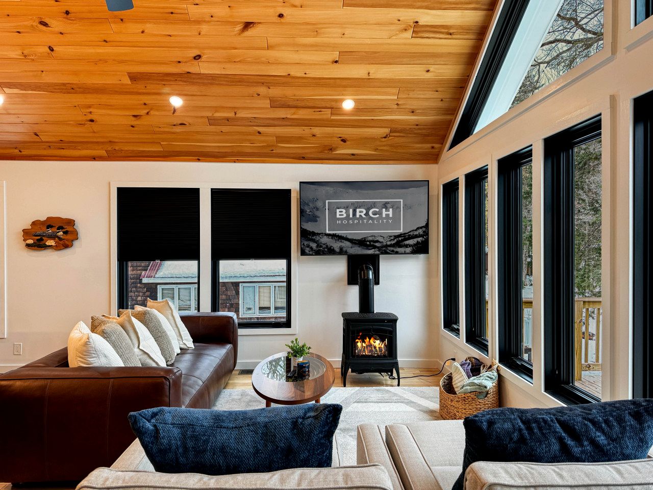 Spectacular Lakefront Villa with Pool Table, Sauna, Jacuzzi and Breathtaking Views in Maine