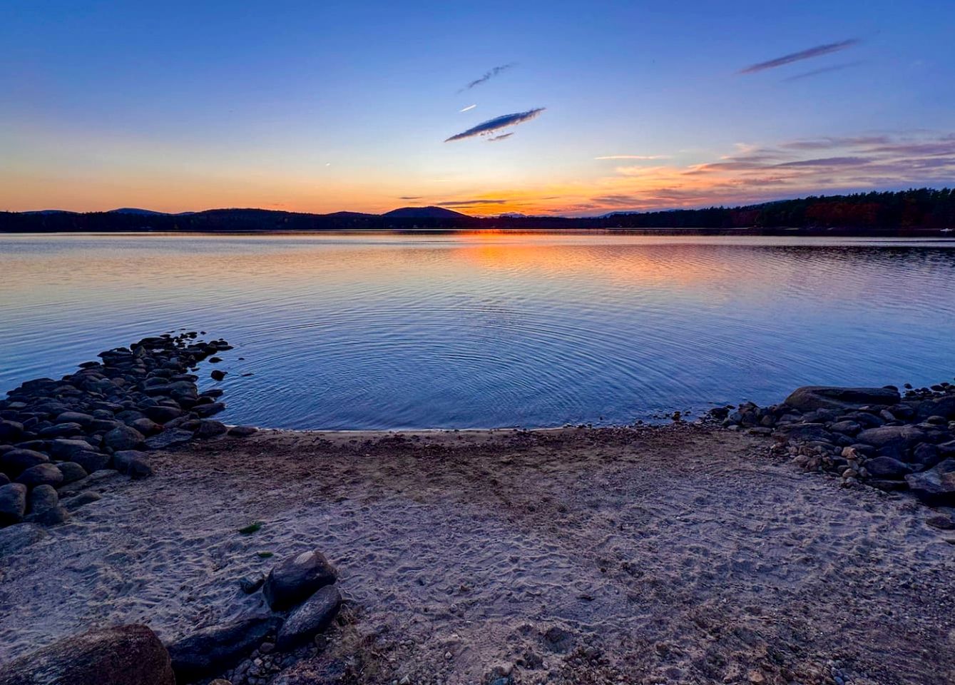 Spectacular Lakefront Villa with Pool Table, Sauna, Jacuzzi and Breathtaking Views in Maine