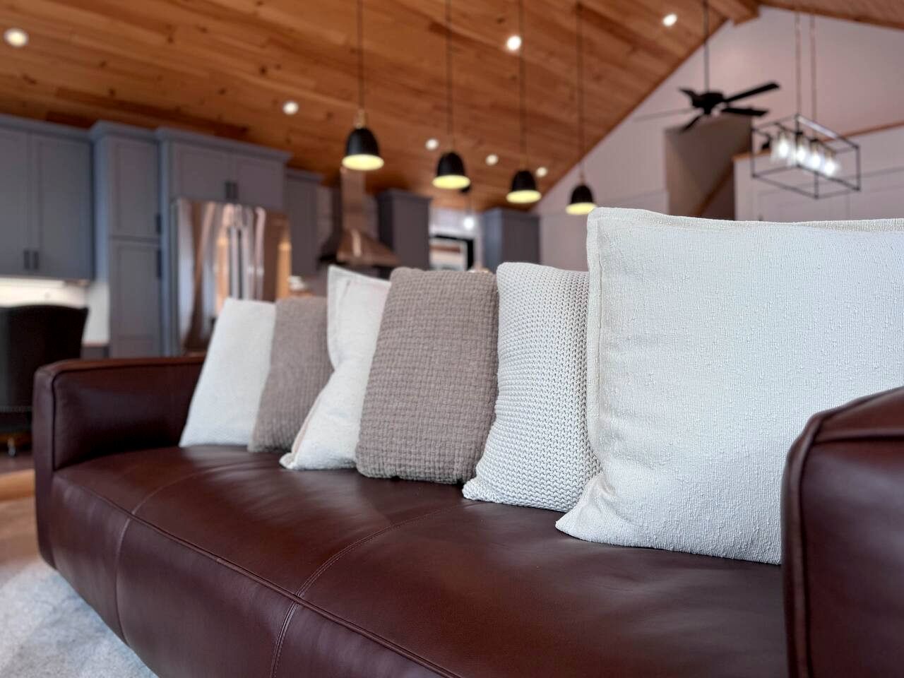 Spectacular Lakefront Villa with Pool Table, Sauna, Jacuzzi and Breathtaking Views in Maine