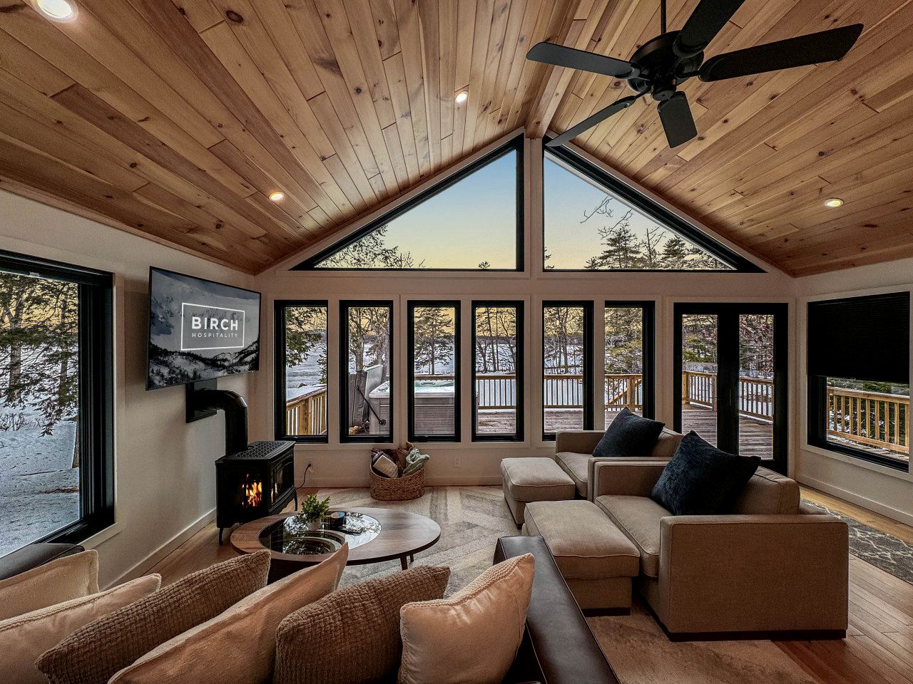 Spectacular Lakefront Villa with Pool Table, Sauna, Jacuzzi and Breathtaking Views in Maine