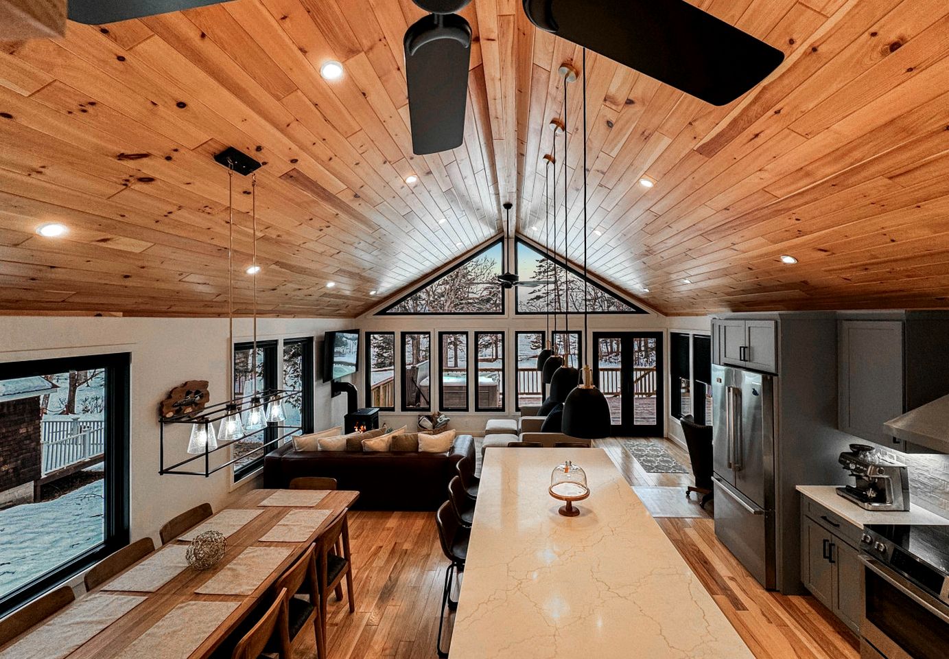 Spectacular Lakefront Villa with Pool Table, Sauna, Jacuzzi and Breathtaking Views in Maine