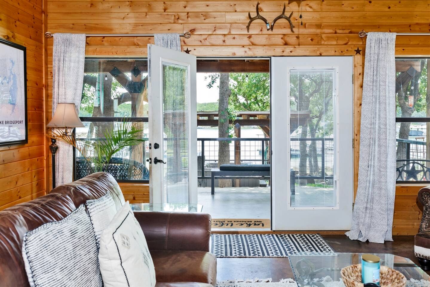 Spectacular Lakehouse with Private Dock in Chico, Texas