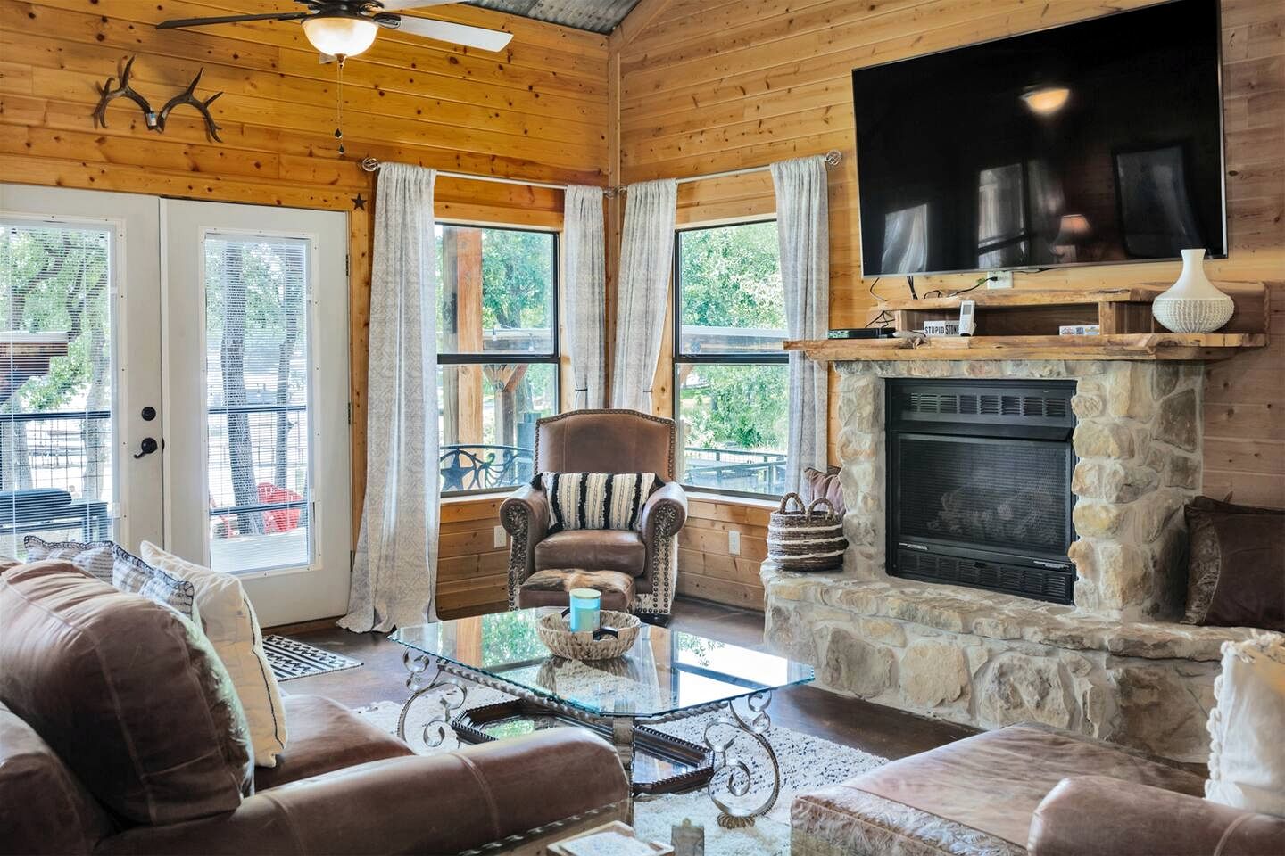 Spectacular Lakehouse with Private Dock in Chico, Texas
