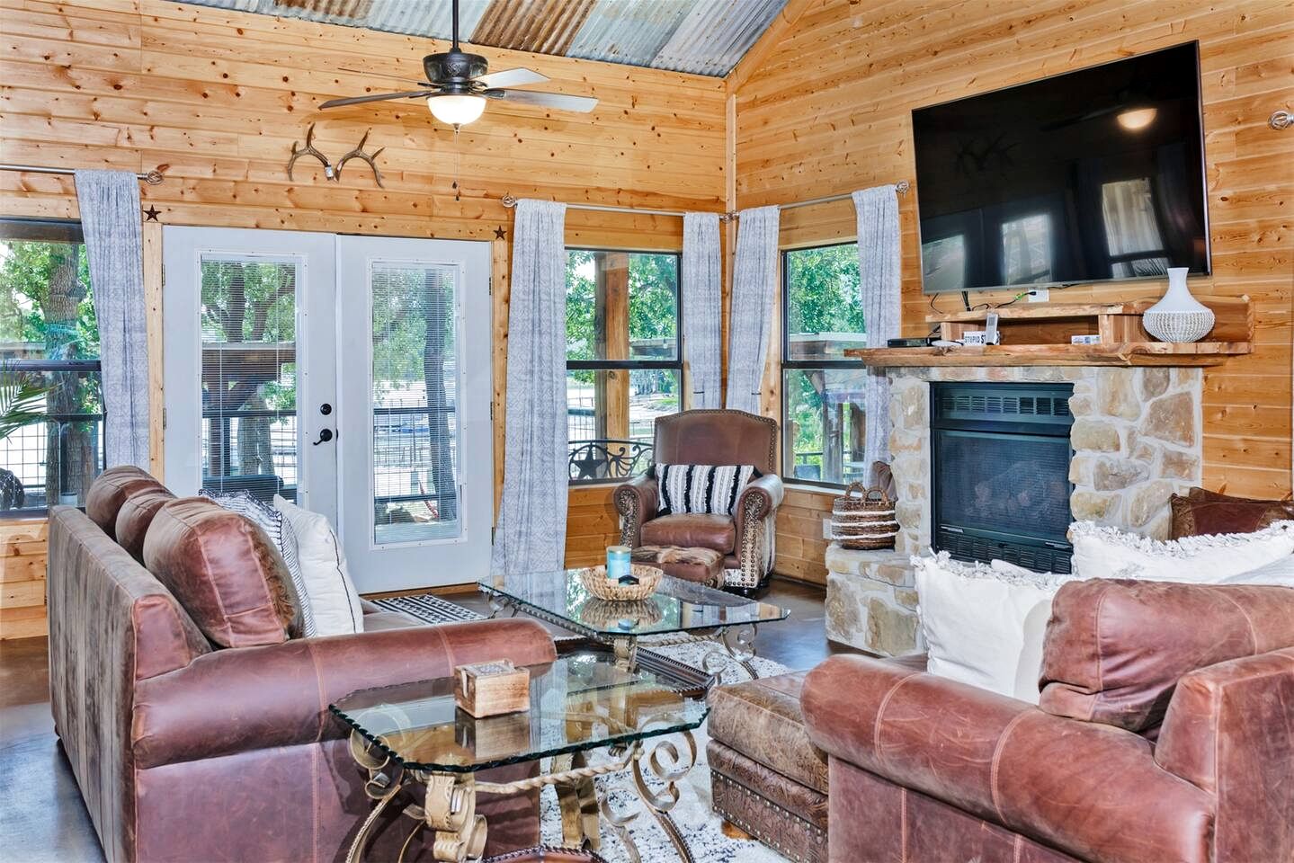 Spectacular Lakehouse with Private Dock in Chico, Texas