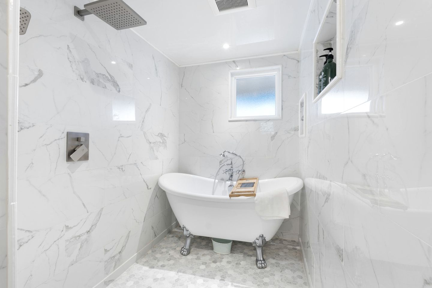 Spectacular Luxurious Container with Outdoor Hot-Tub and Fire Pit in North Carolina